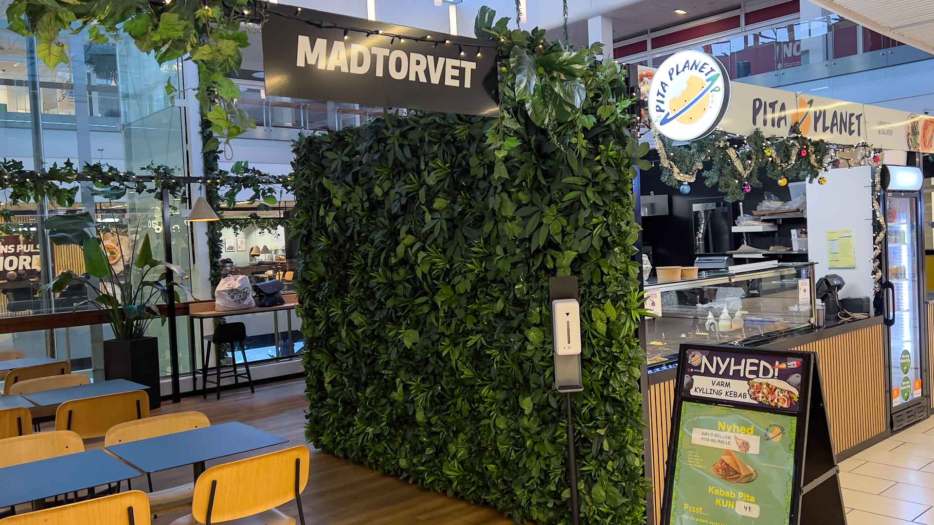 Indgangen til spisepladser hos Pita Planet Pure i Storcenter Nord