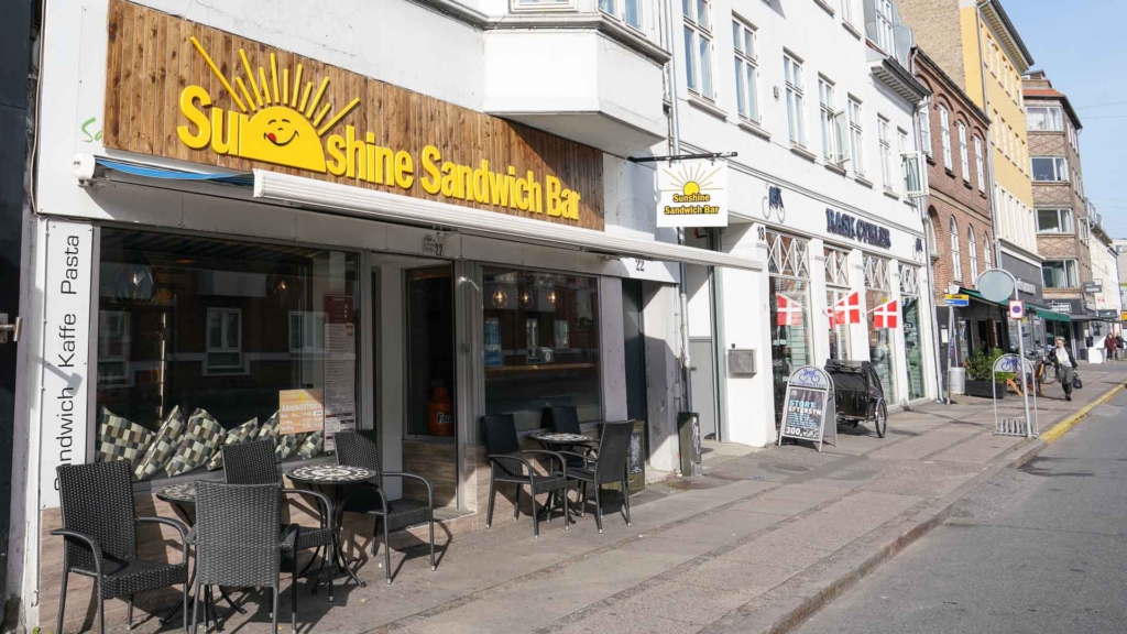 Sun Shine Sandwich Bar set udefra på en sommerdag