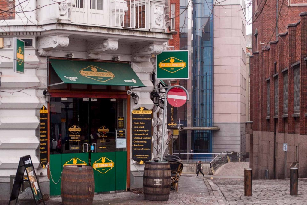 Her ser man indgangen til The Old Irish Pub