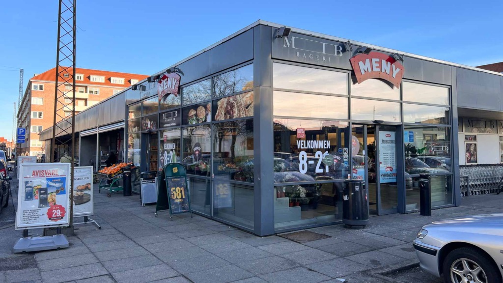 Meny p&aring; Langen&aelig;s og indgangen til MIB Bageri