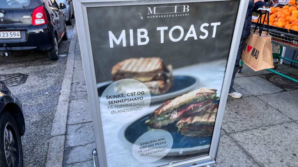 Et skilt ved MIB Bageri på Langen&aelig;s