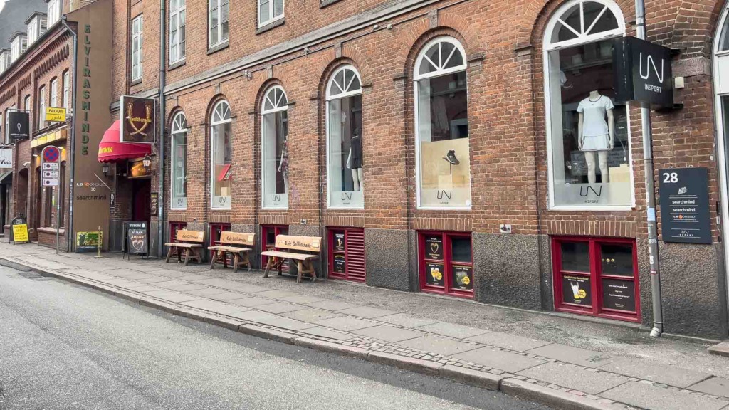 B&aelig;nkene i Klostergade udenfor Caf&eacute; Guldhornene