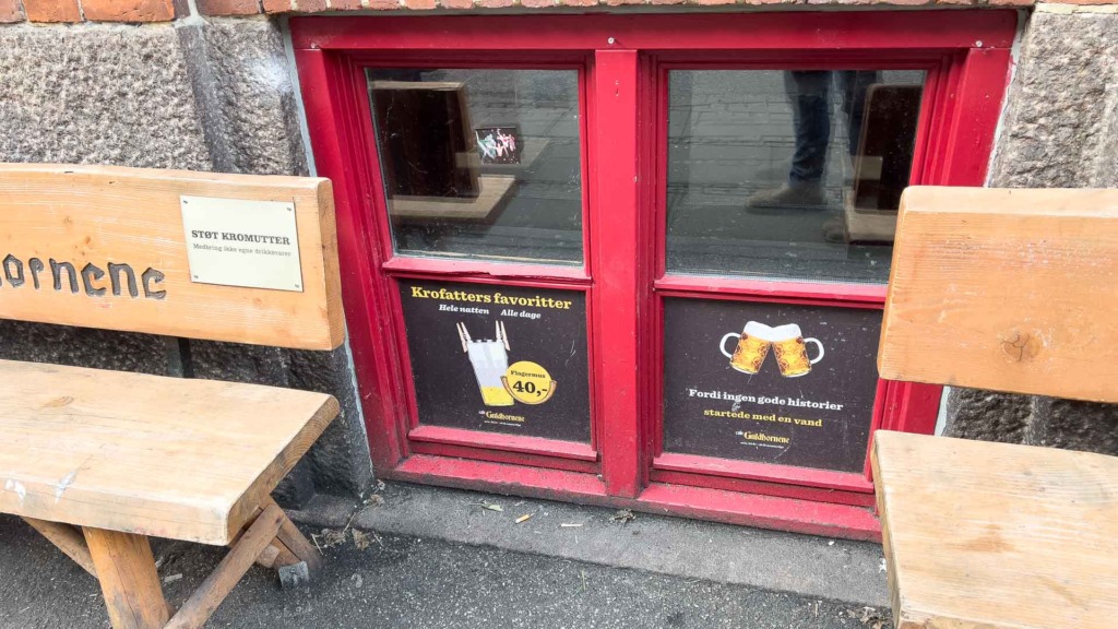 Caf&eacute; Guldhornene ligger i en h&oslash;j k&aelig;lder i Klostergade