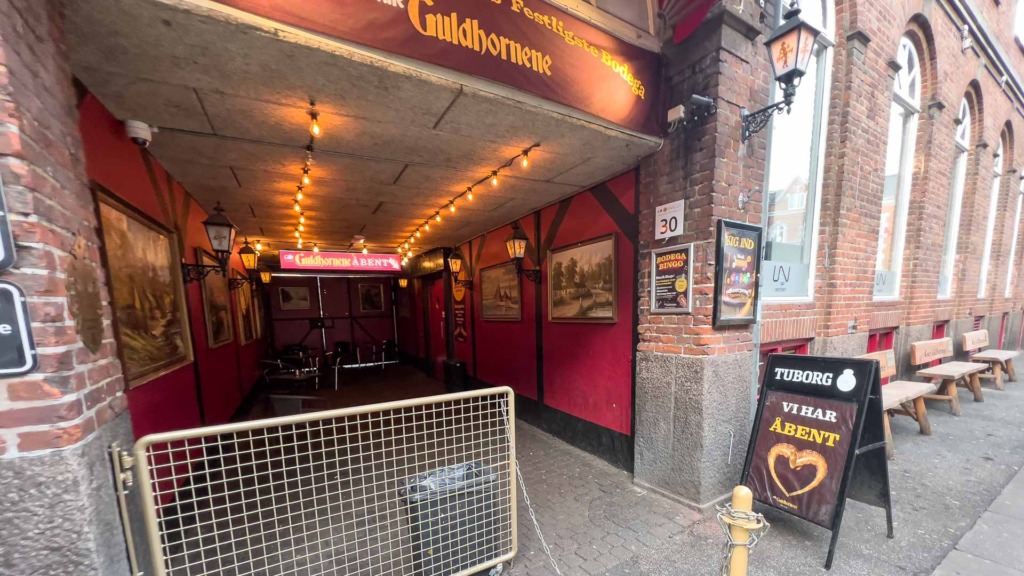 Landskabsmalerierne udenfor Caf&eacute; Guldhornene