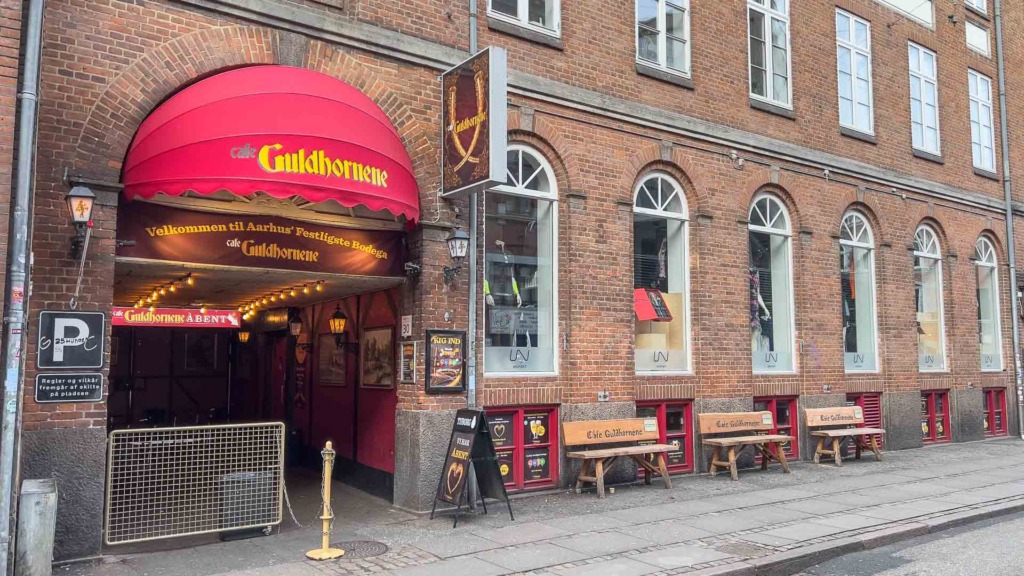 Caf&eacute; Guldhornene set udefra