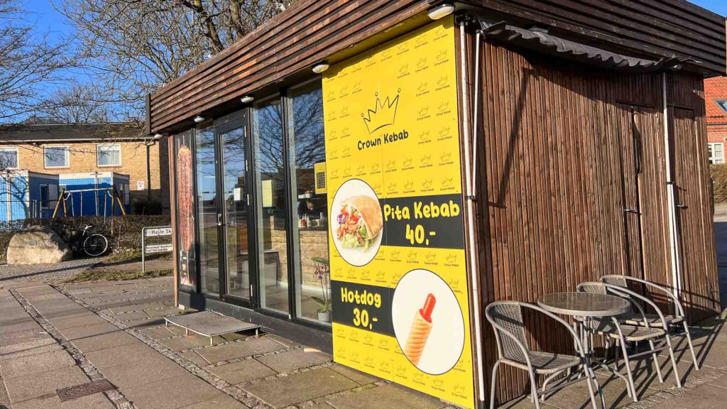 Den gule facade hos Crown Kebab på Viborgvej i Hasle