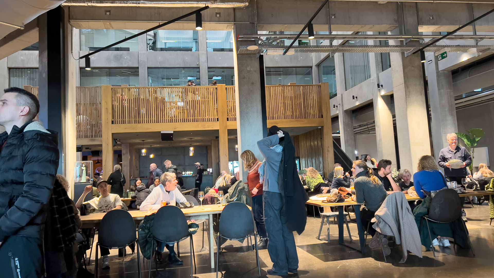 er er gode stole og borde hos hos Faour i Nicolinehus