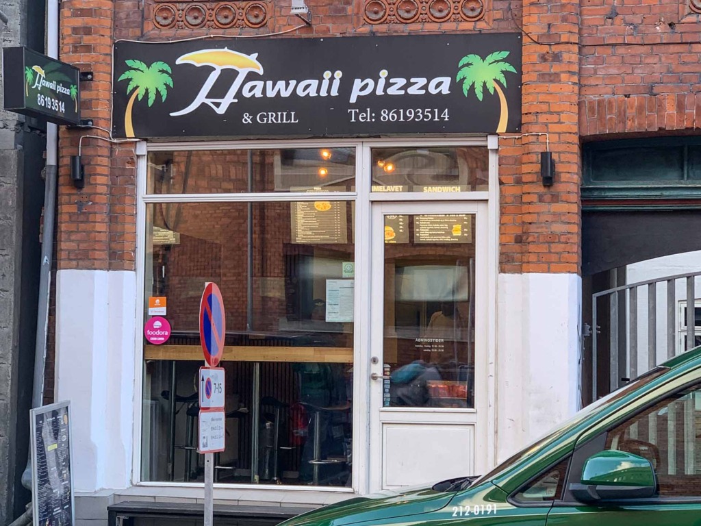 Der er ikke mange siddepladser hos Hawaii Pizza