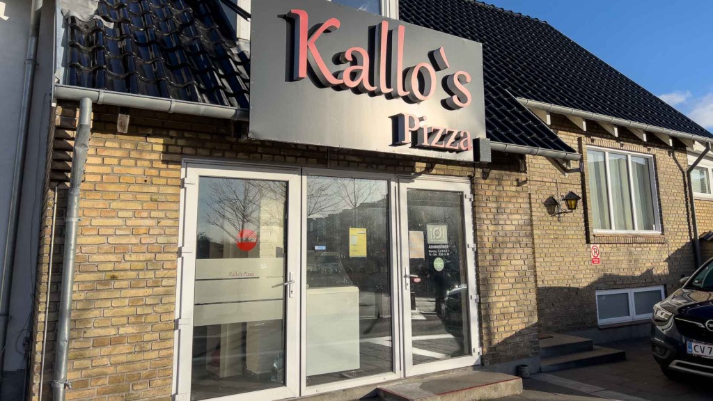 Indgangen til Kallo's Pizza