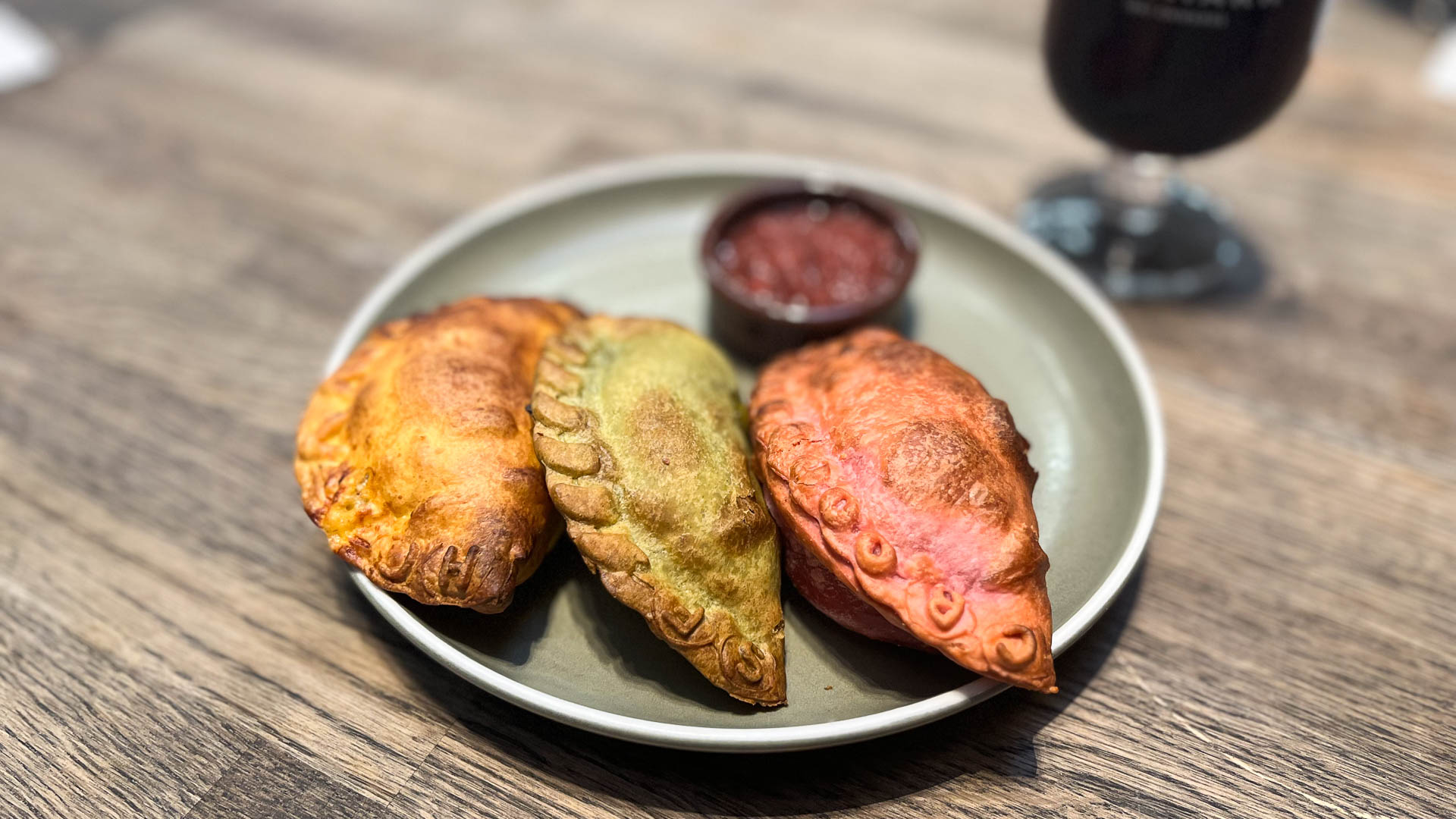 Tre friskbagte friskbagte empanadas hos Lima