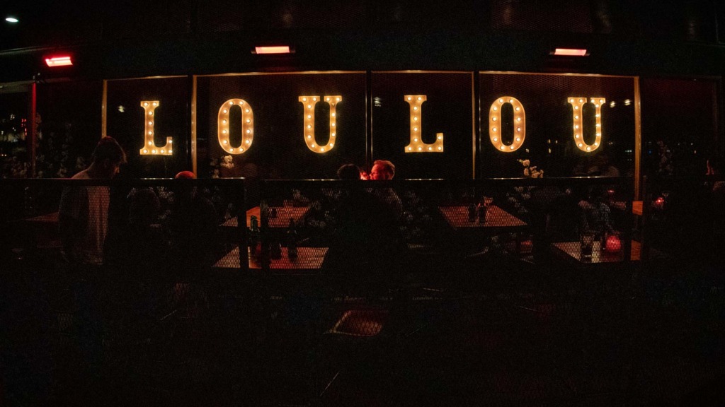 LouLou - cocktailbar og natklub en sen nattetime