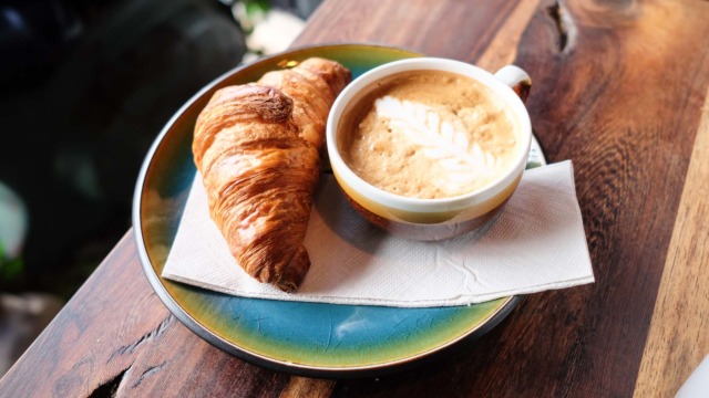 Friskkværnet kaffe med croissant