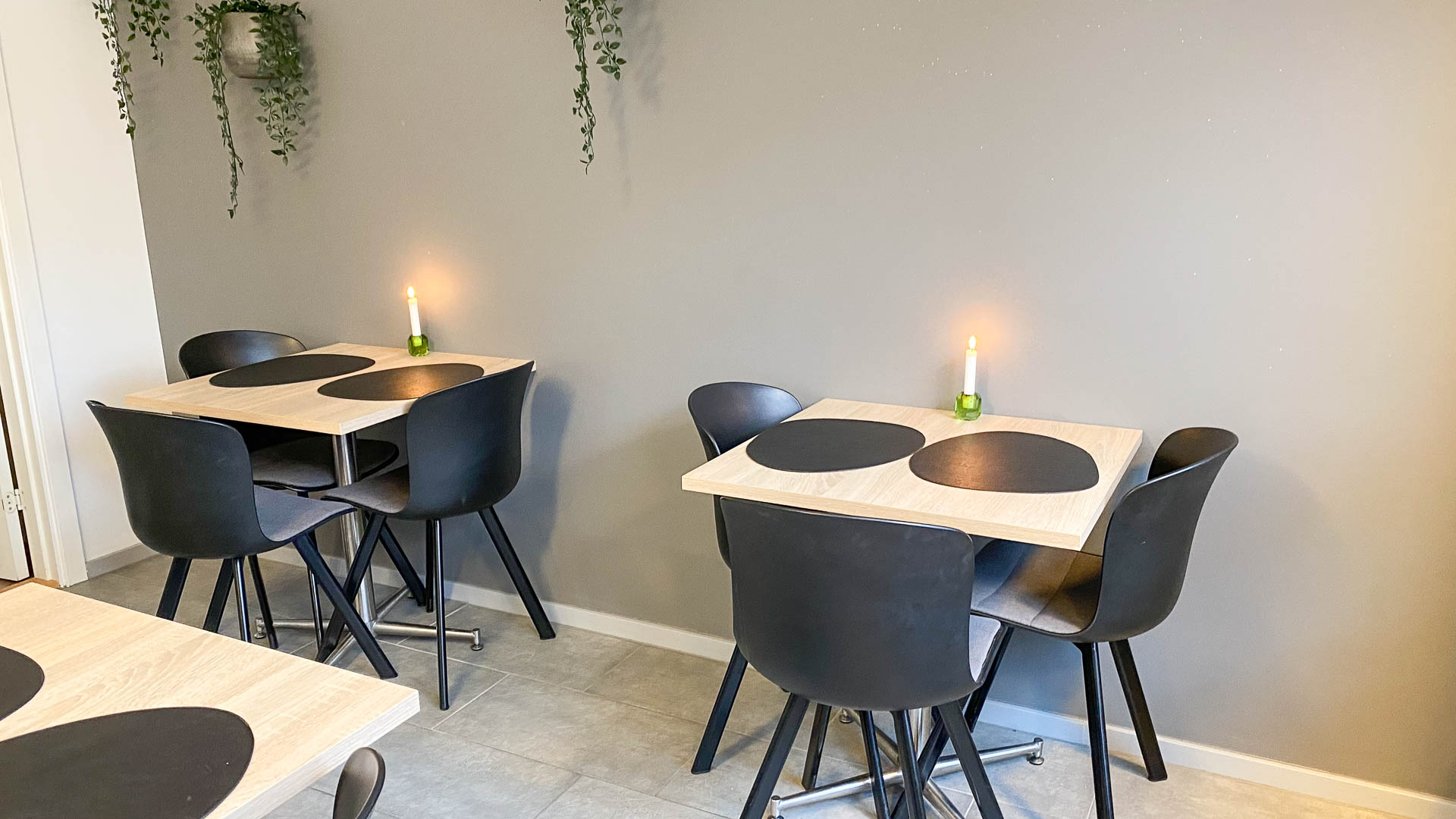 Borde og indretning hos Den Flyvende Hane