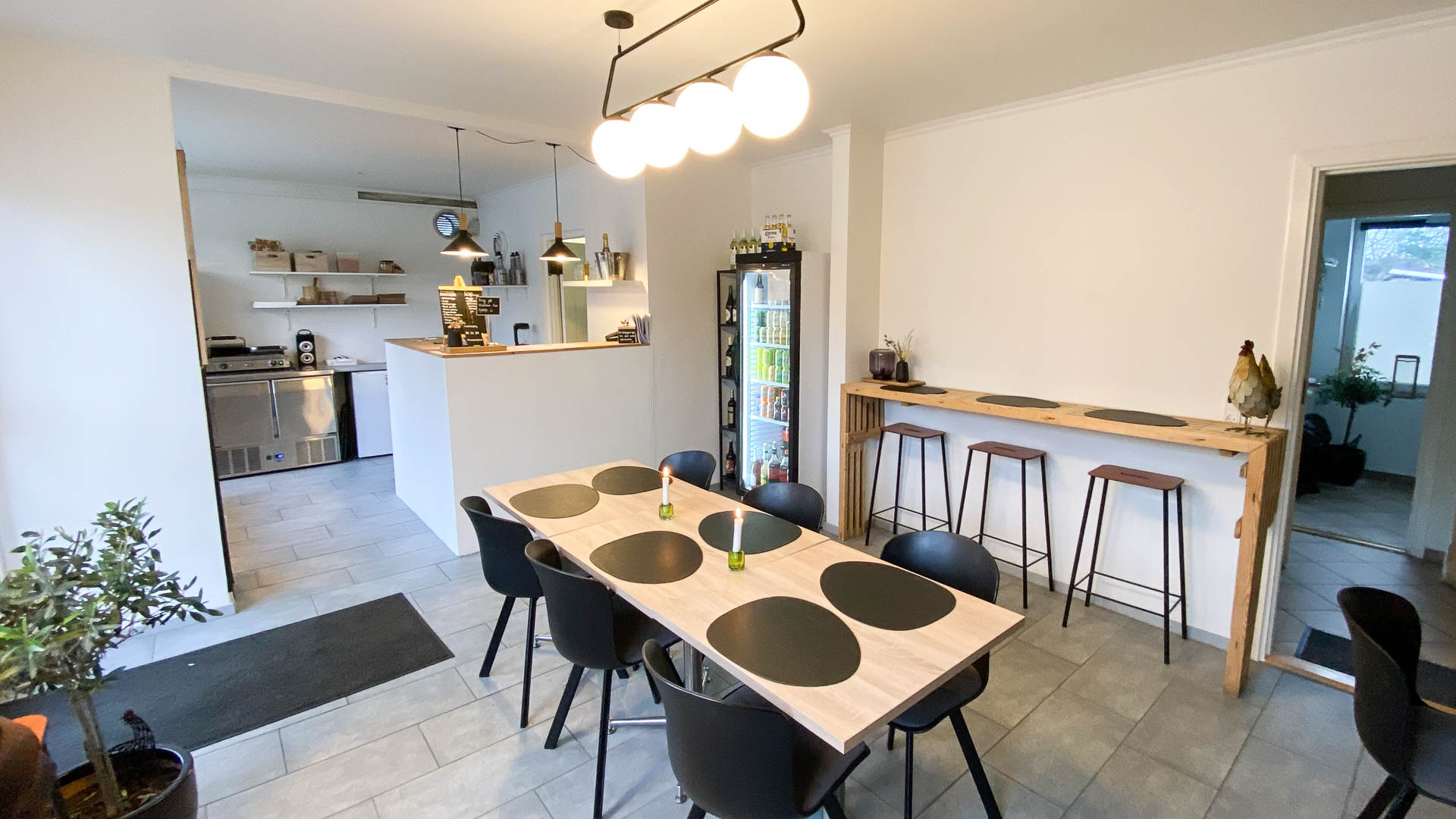 Den Flyvende Hane er et fransk-dansk inspireret spisested og takeaway