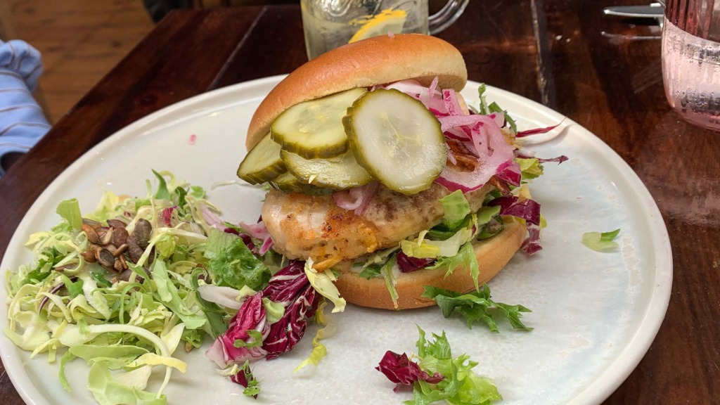 En burger hos G&aring;rdCafeen
