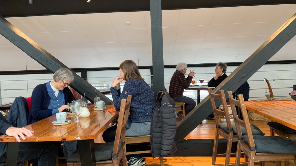 Indenfor hos G&aring;rdcaf&eacute;en er der et stemningsfuldt cafemilj&oslash; i de to etager