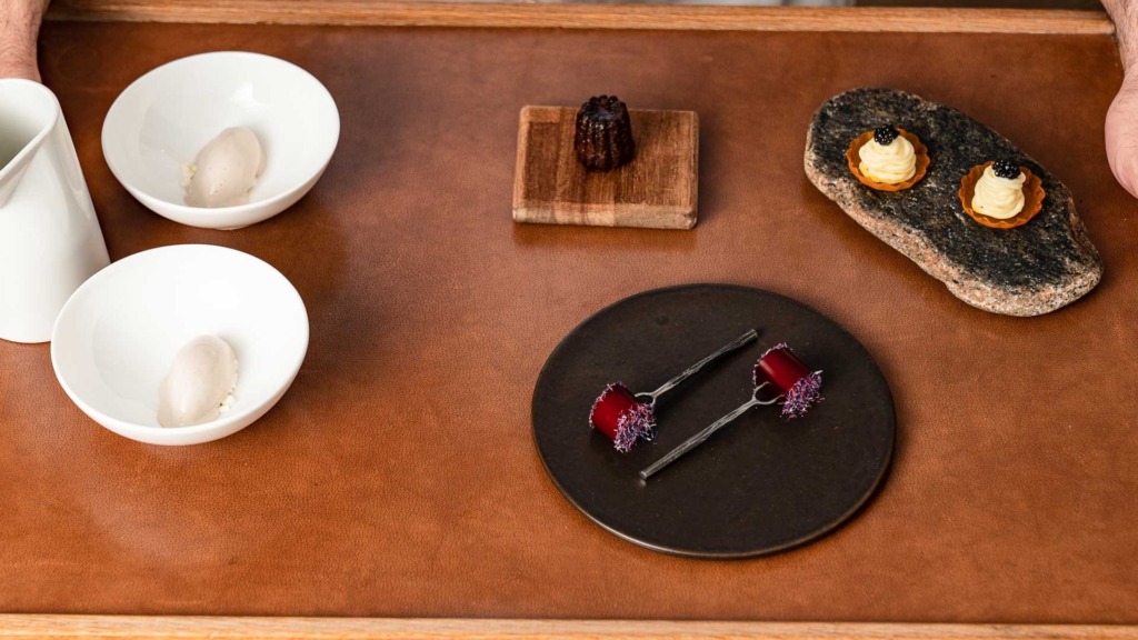 En bakke med serveringer