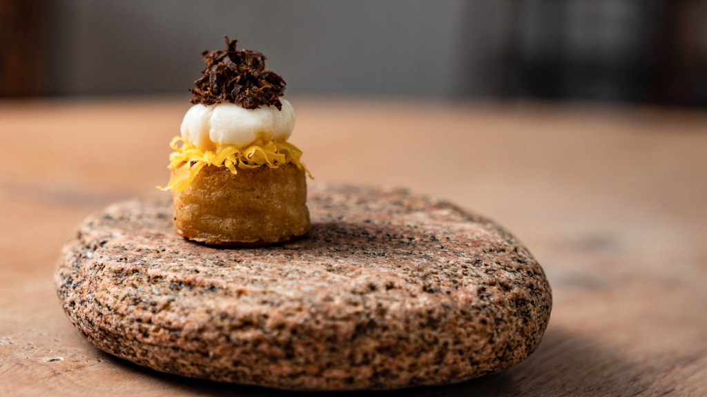 R&aring;varerne kommer bl.a. fra restaurantens egen have 8 km fra restauranten,