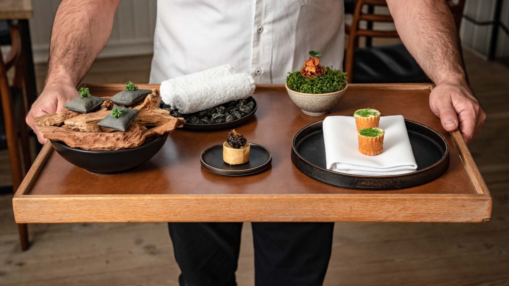 Udpr&aelig;get nordisk k&oslash;kken, der leger med lokale r&aring;varer og utraditionelle sammens&aelig;tninger