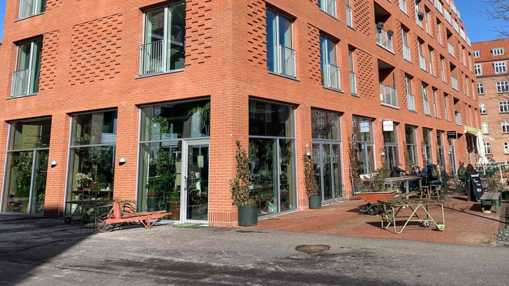 Plantecaf&eacute;en ligger p&aring; Kjeld Tolstrups Gade ved Godsbanen