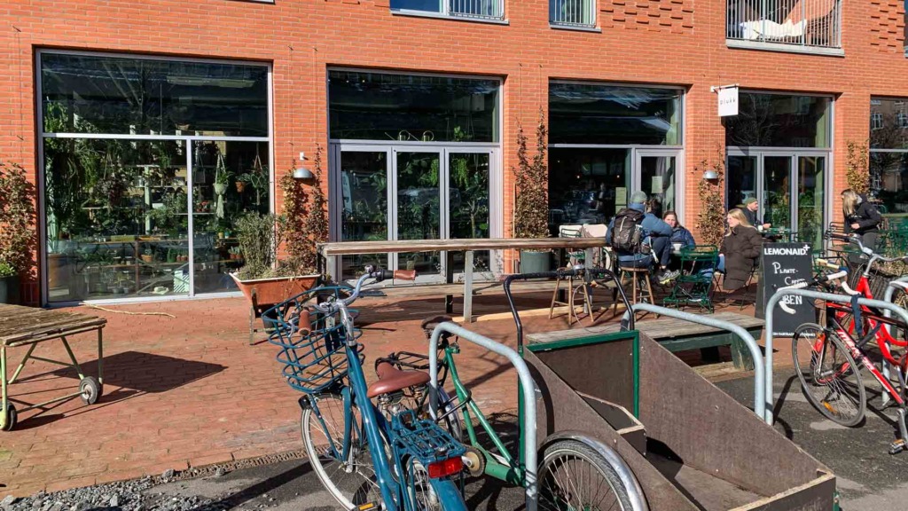 Hos Plantecaf&eacute;en er der rustikke rammer.