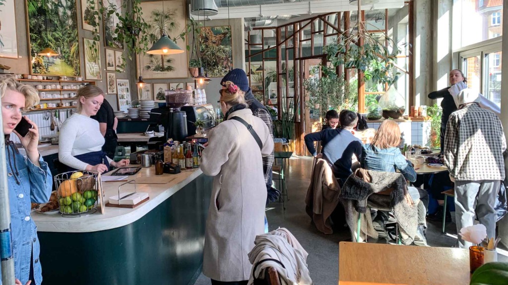 I caf&eacute;en er der hjemmebag, vegetarisk frokost og varme og kolde drikkevarer