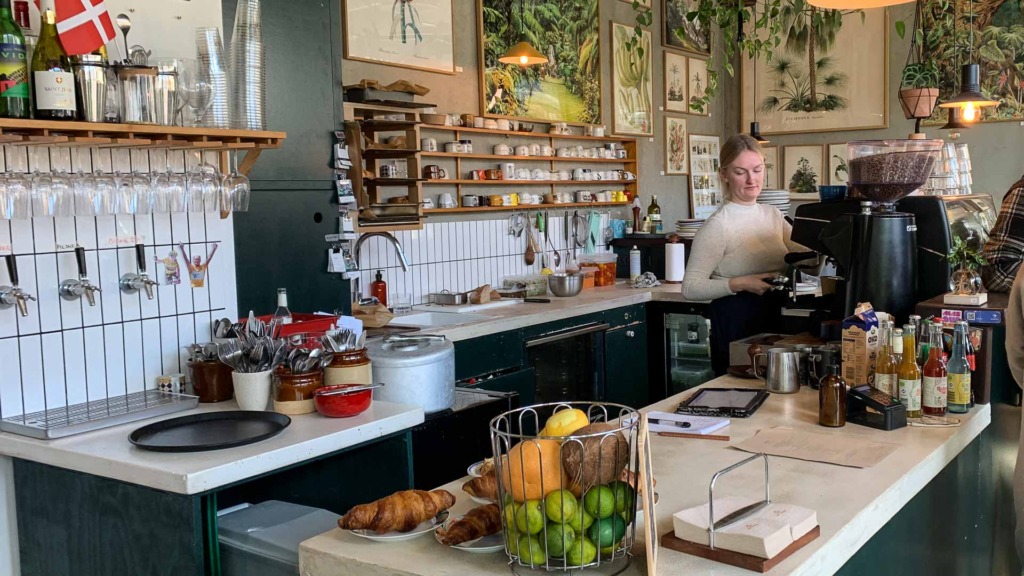 I caf&eacute;en er der fyldt med planter, som kan k&oslash;bes.