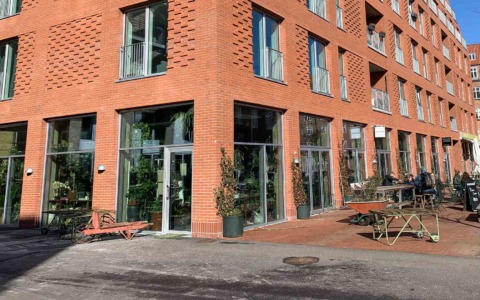 Plantecaféen ligger på Kjeld Tolstrups Gade ved Godsbanen