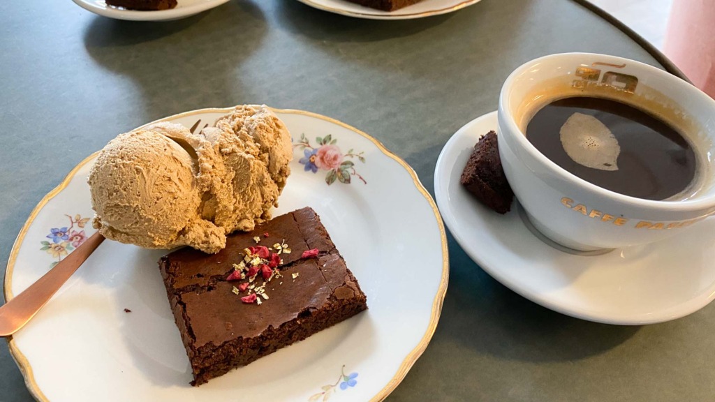 Kaffe, brownie og is hos Zig&rsquo;is i Åbyh&oslash;j
