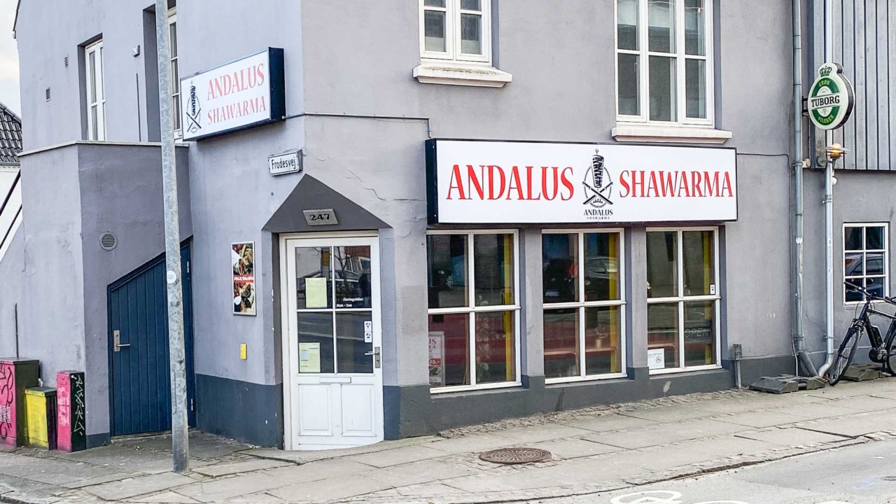 Andalus Shawarma i Åbyhøj set udefra Silkeborgvej