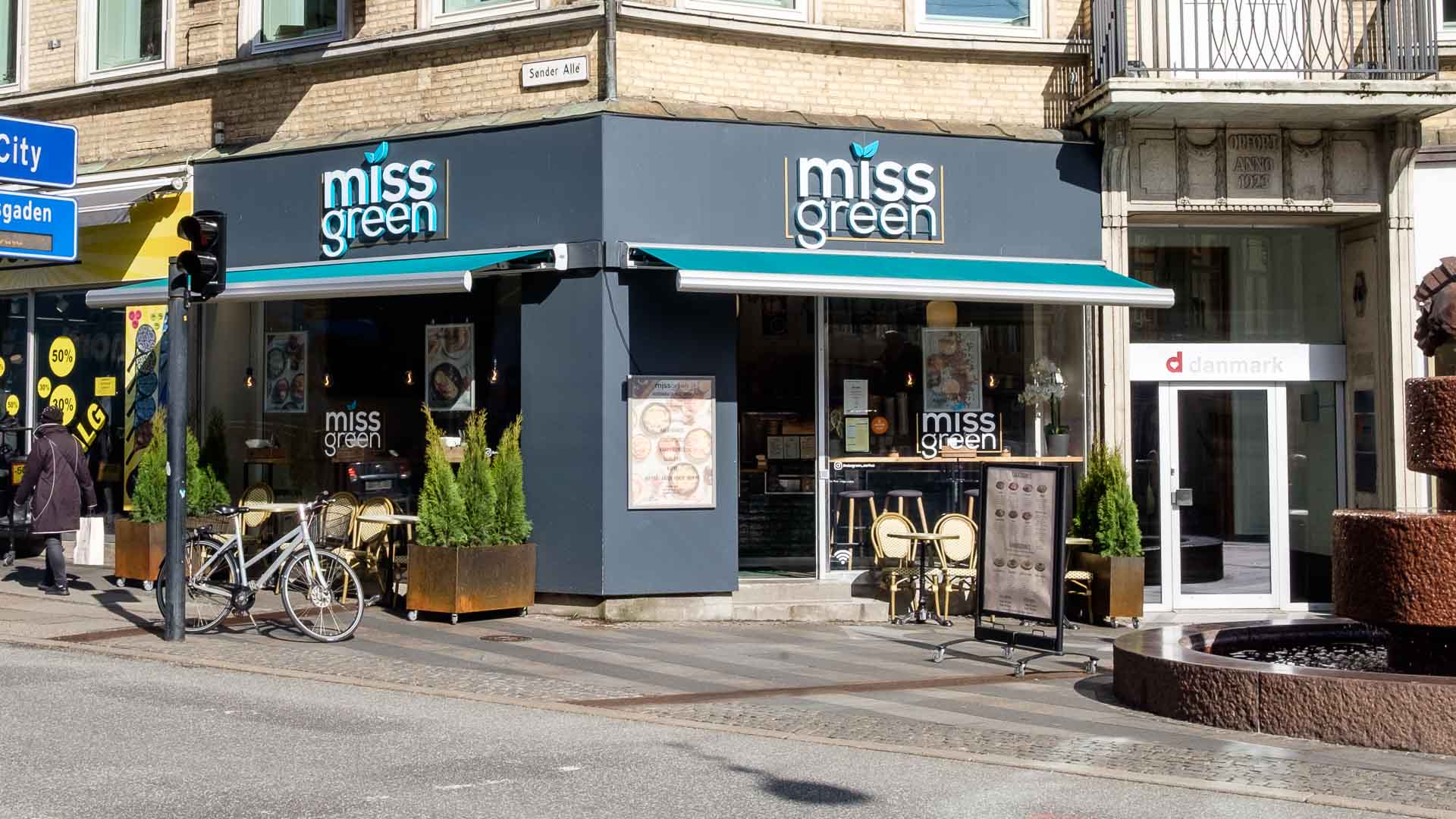 Miss Green ligger på hjørnet af Strøget og Sønder Allé