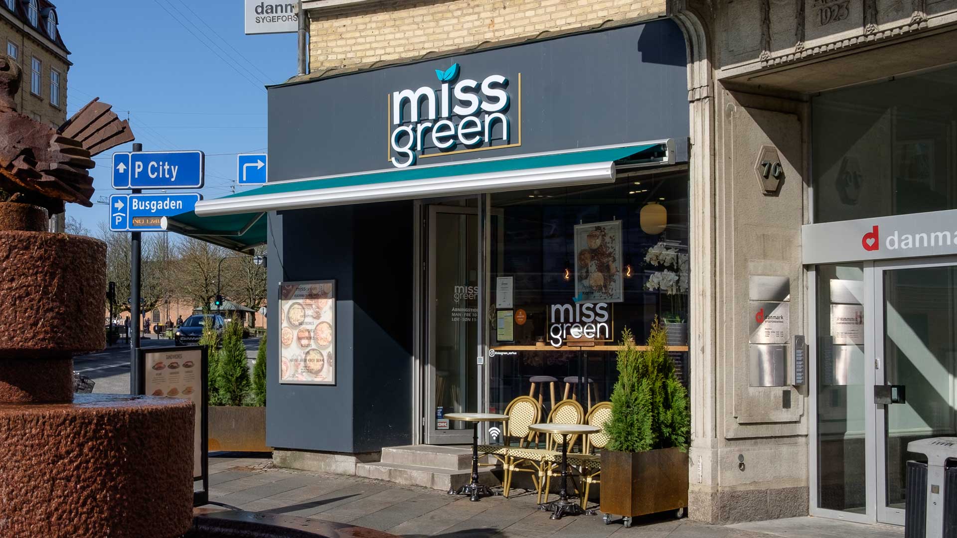 Miss Green set udefra