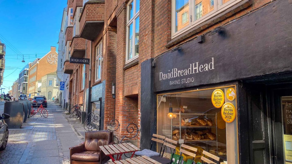 der er siddepladser udenfor BreadHead Baking Studio - J. M. Mørks Gade