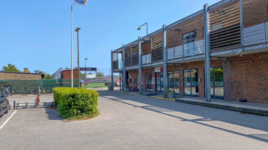 Caf&eacute; Suver&auml;n set ude fra p-pladsen