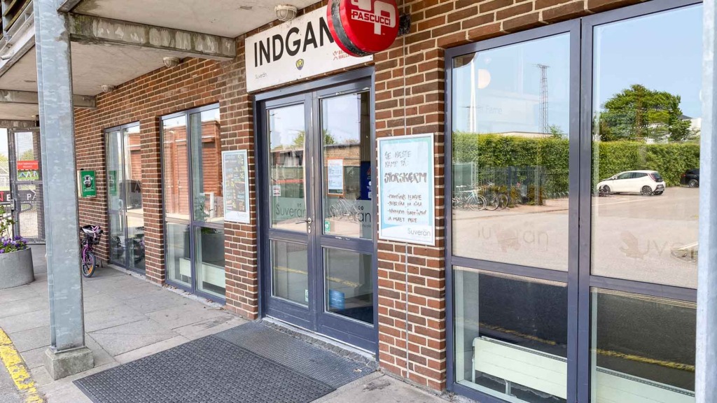 Indgangen til Caf&eacute; Suver&auml;n i Risskov