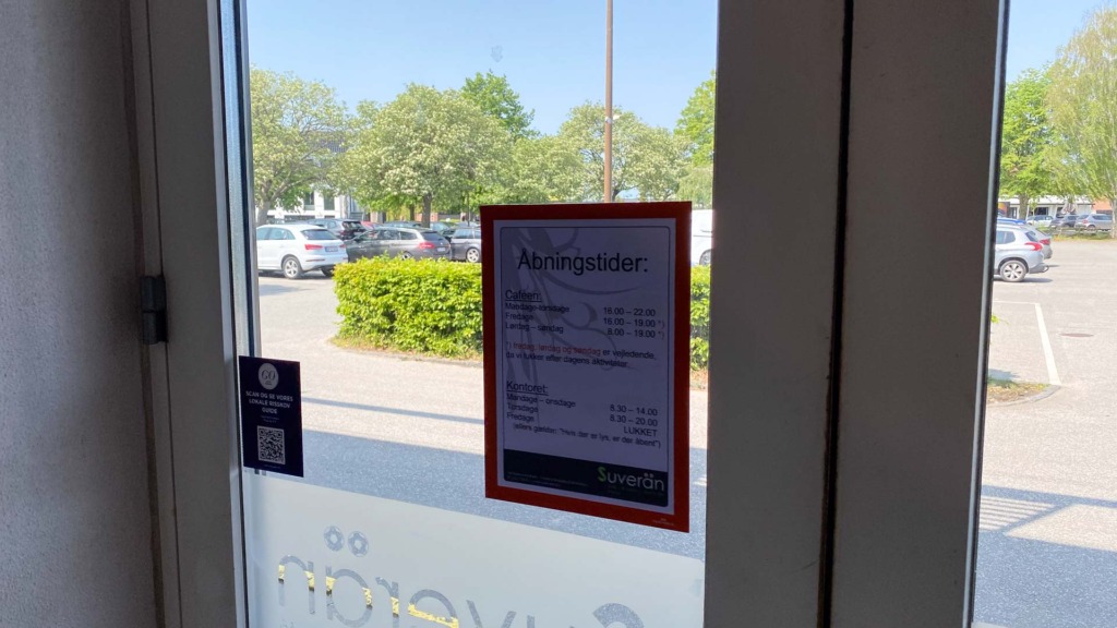 Tjek altid &aring;bningstiderne hos Caf&eacute; Suver&auml;n