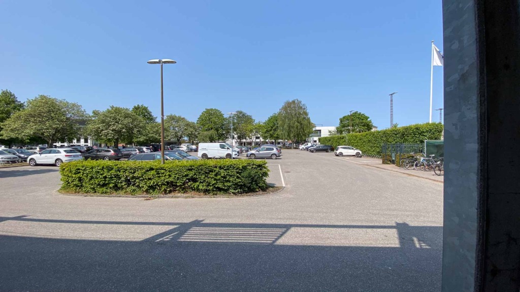 Den store p-plads foran Caf&eacute; Suver&auml;n