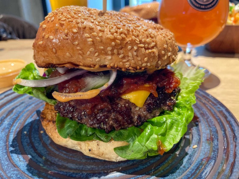 En cheeseburger hos Burger Anarchy