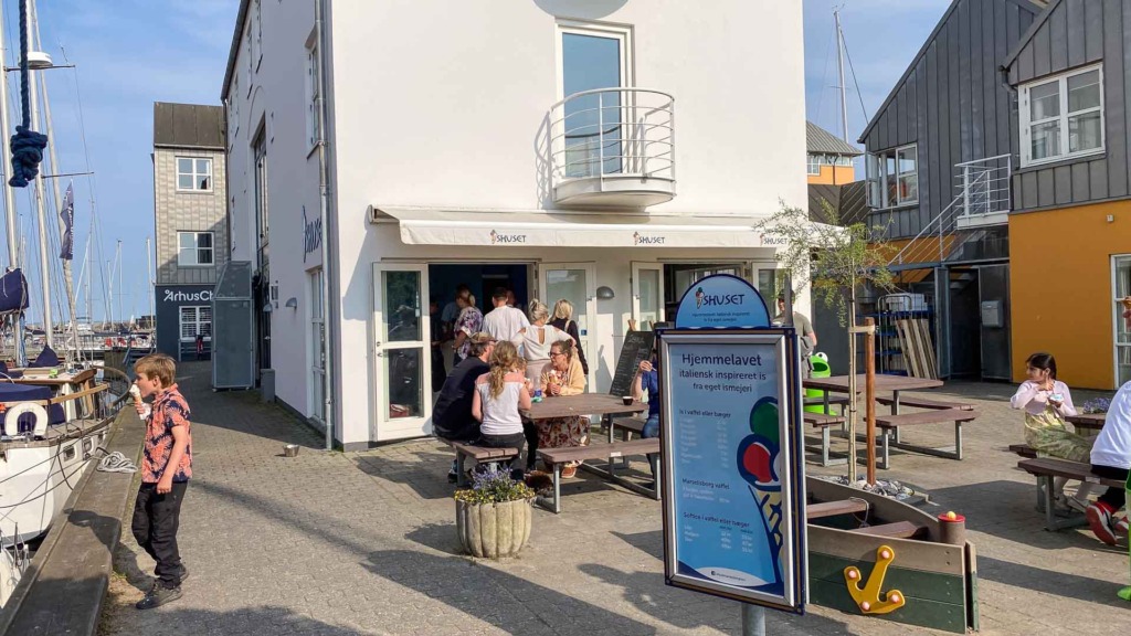 Der er et udend&oslash;rs siddeomr&aring;de, hvor kunderne kan spise deres is i solskinnet