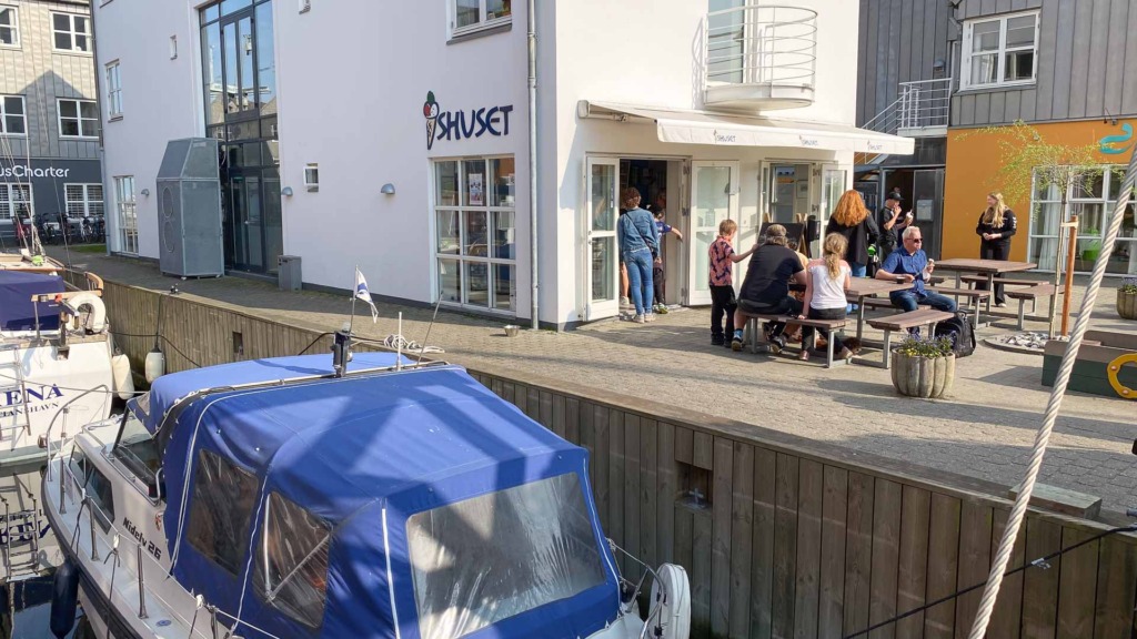 Man kan sidde p&aring; kajen ved Ishuset p&aring; Marselisborg Havn