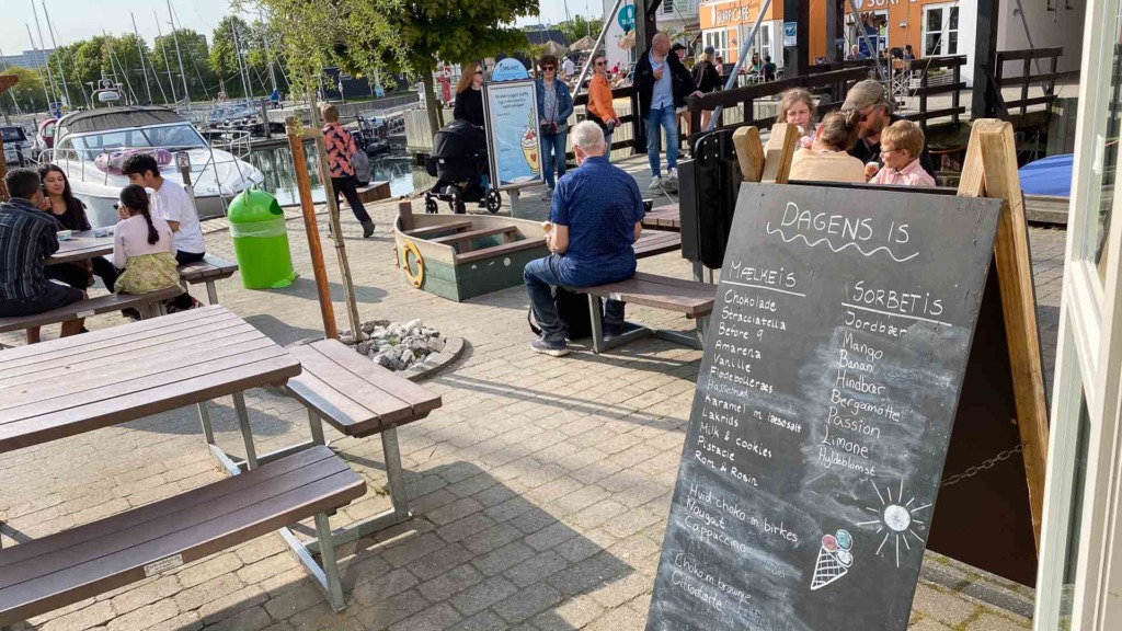 S&aring; snart solen titter frem, er Ishuset p&aring; Marselisborg Havn et popul&aelig;rt sted
