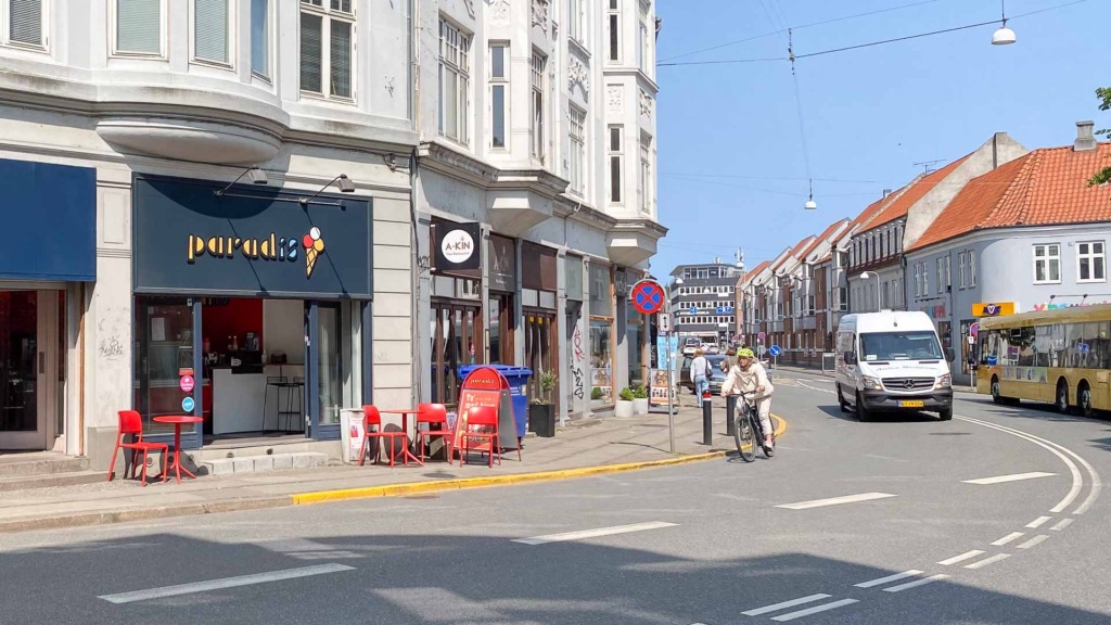 Det er en lille isbutik, der ligger i Nørregade. Men den er populær, og når solen skinner