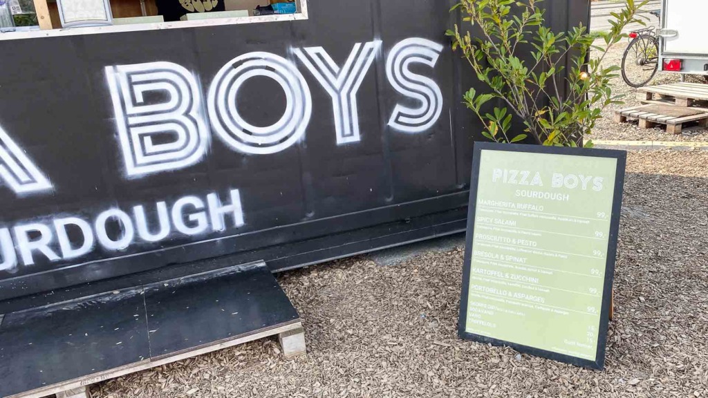 Menuskiltet hos Pizza Boys på Aarhus Ø