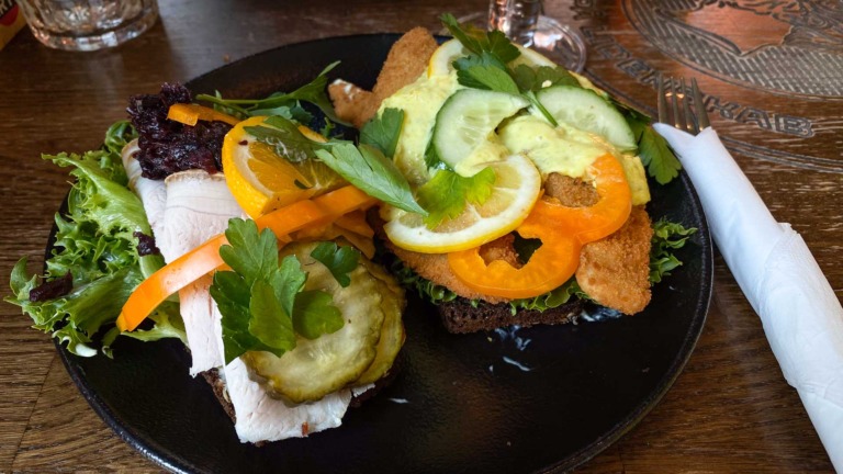 To stykker smørrebrød på Oops