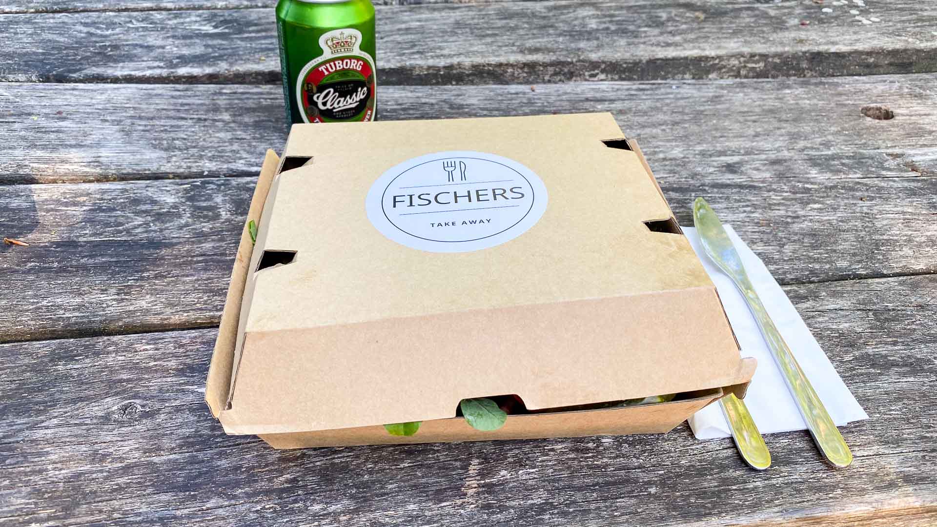 Kasse med takeaway hos Fischers