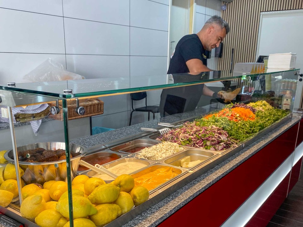 Dressingerne er hjemmelavede. Salat og gr&oslash;ntsager er altid pivfriske.&nbsp;