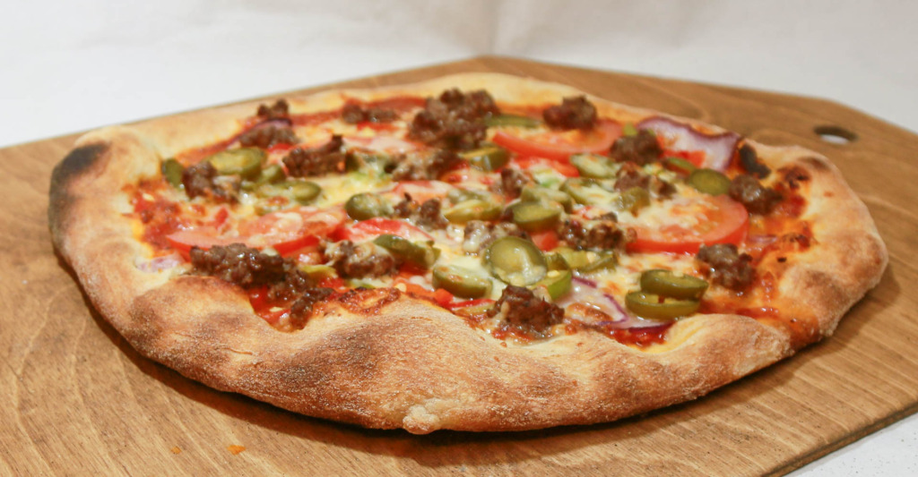 En friskbagt pizza hos Rundhøj Pizza & Grill