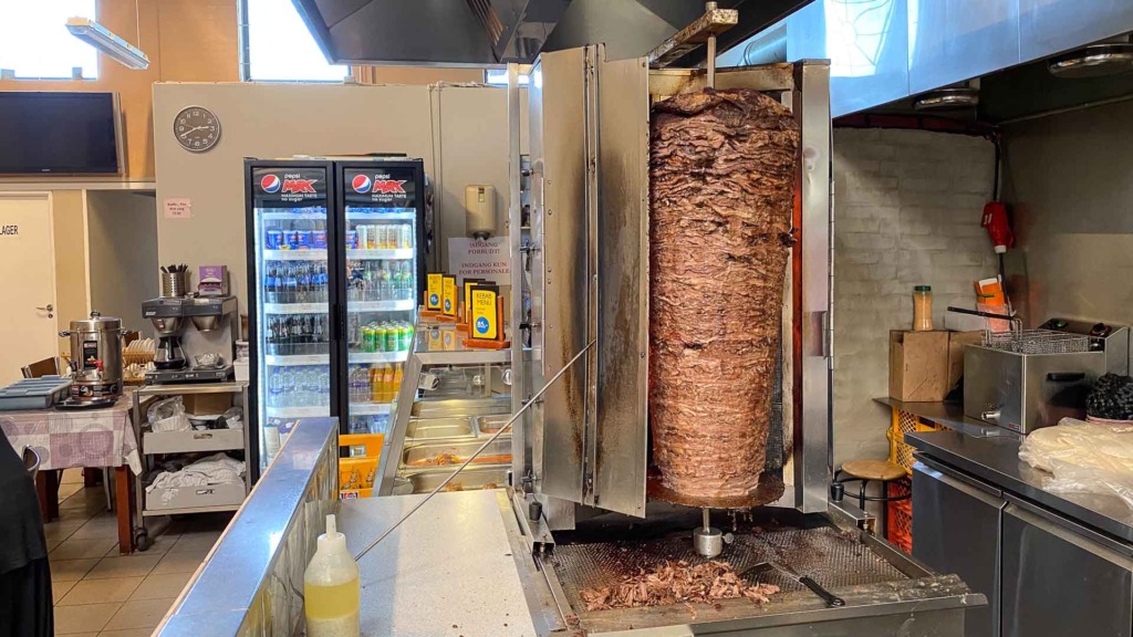 Kebab-kødet kommer fra spyd, som det bør gøre. De laver og marinerer selv deres spyd
