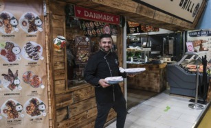 Her er Metin fra Metin's Grill i Bazar Vest