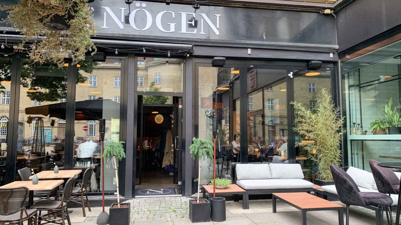 Restaurant Nögen er restauranten i hjørnet på Banegårdspladsen tæt ved Strøget